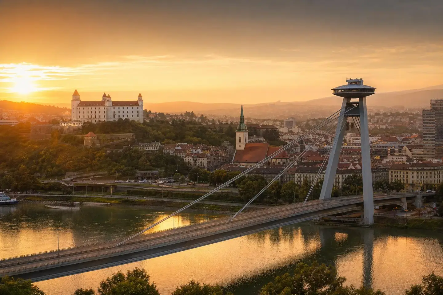 Panoráma Bratislavy s Bratislavským hradom a Dunajom